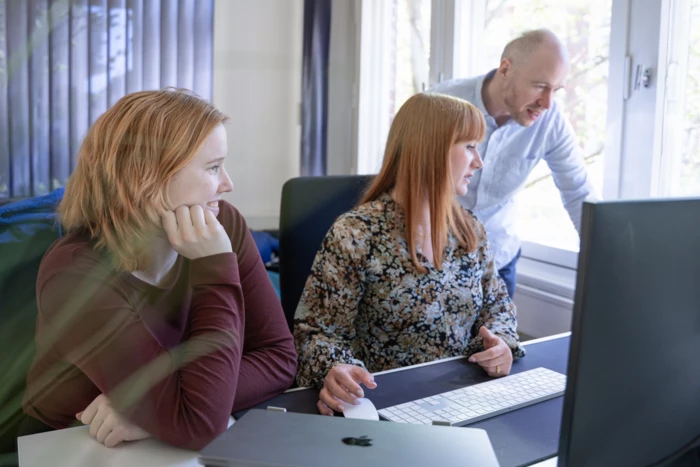 Projektteam bei der Arbeit im Büro Lüneburg